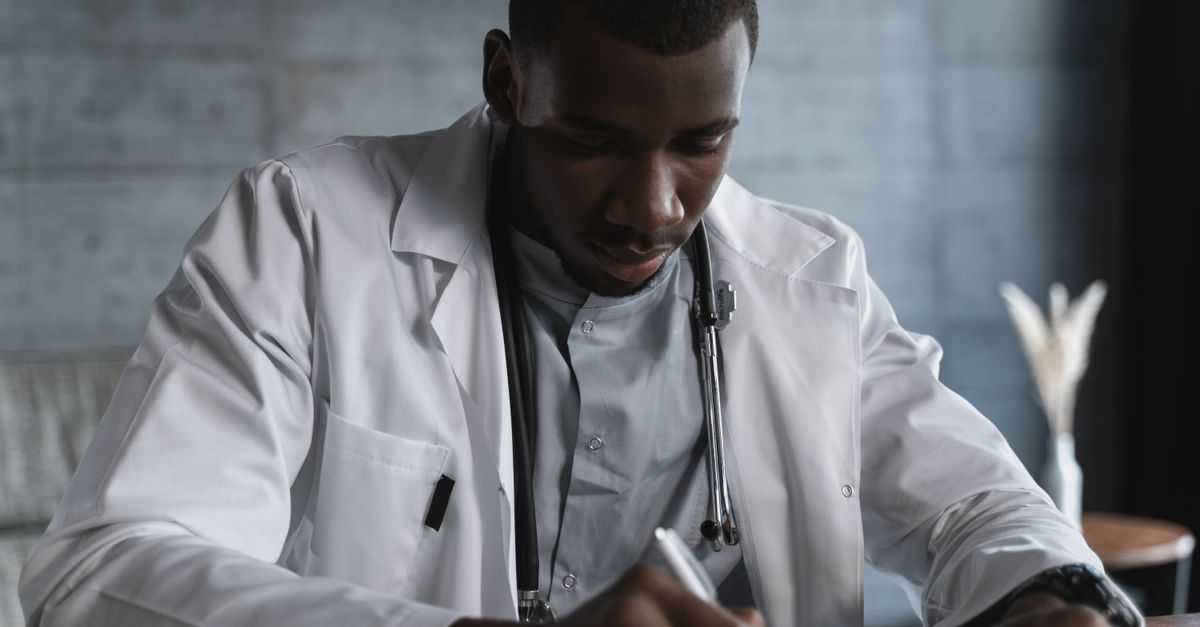 médico recém formado organizando currículo no notebook