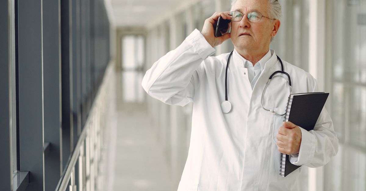 Médico plantonista consultando escala de plantão no smartphone