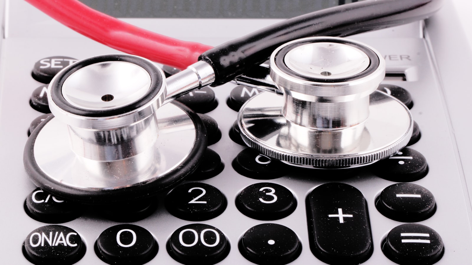 Estetoscópio sobre calculadora — comparativo financeiro entre regime CLT e PJ pro médico plantonista