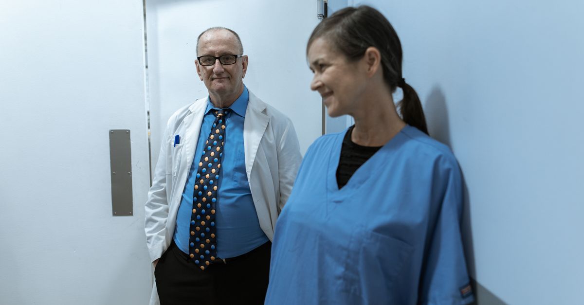 Médico plantonista em hospital de cidade pequena no interior do Brasil