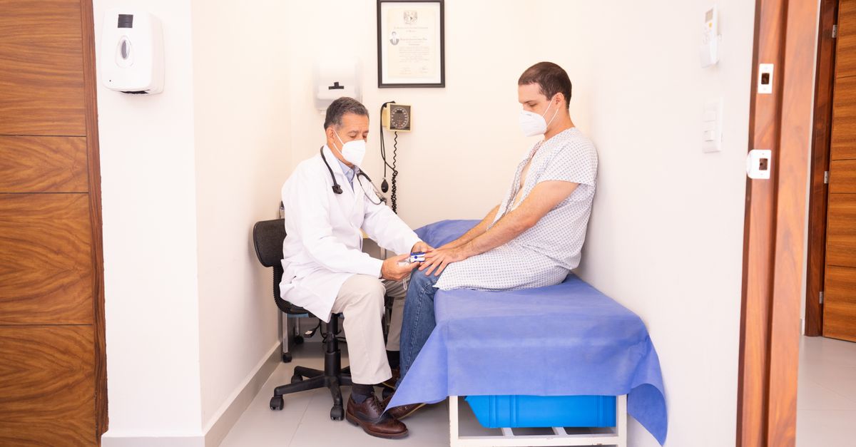 Médico em consultório particular recebendo paciente em ambiente moderno e bem iluminado