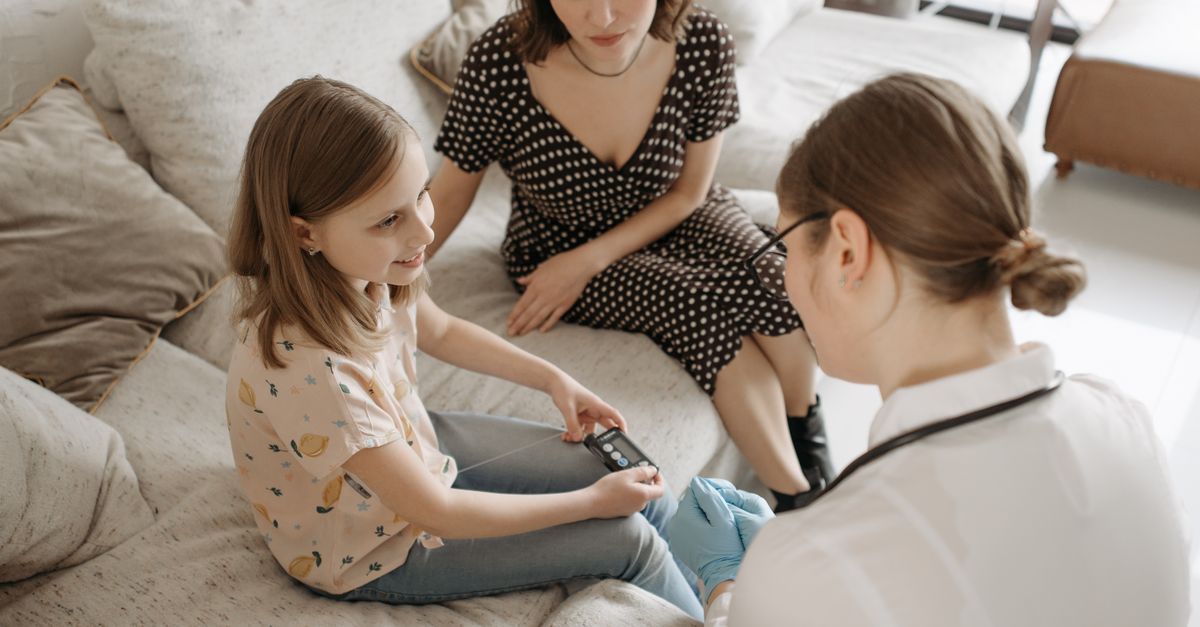 Médico analisando resultados de exames de paciente diabético em consultório hospitalar