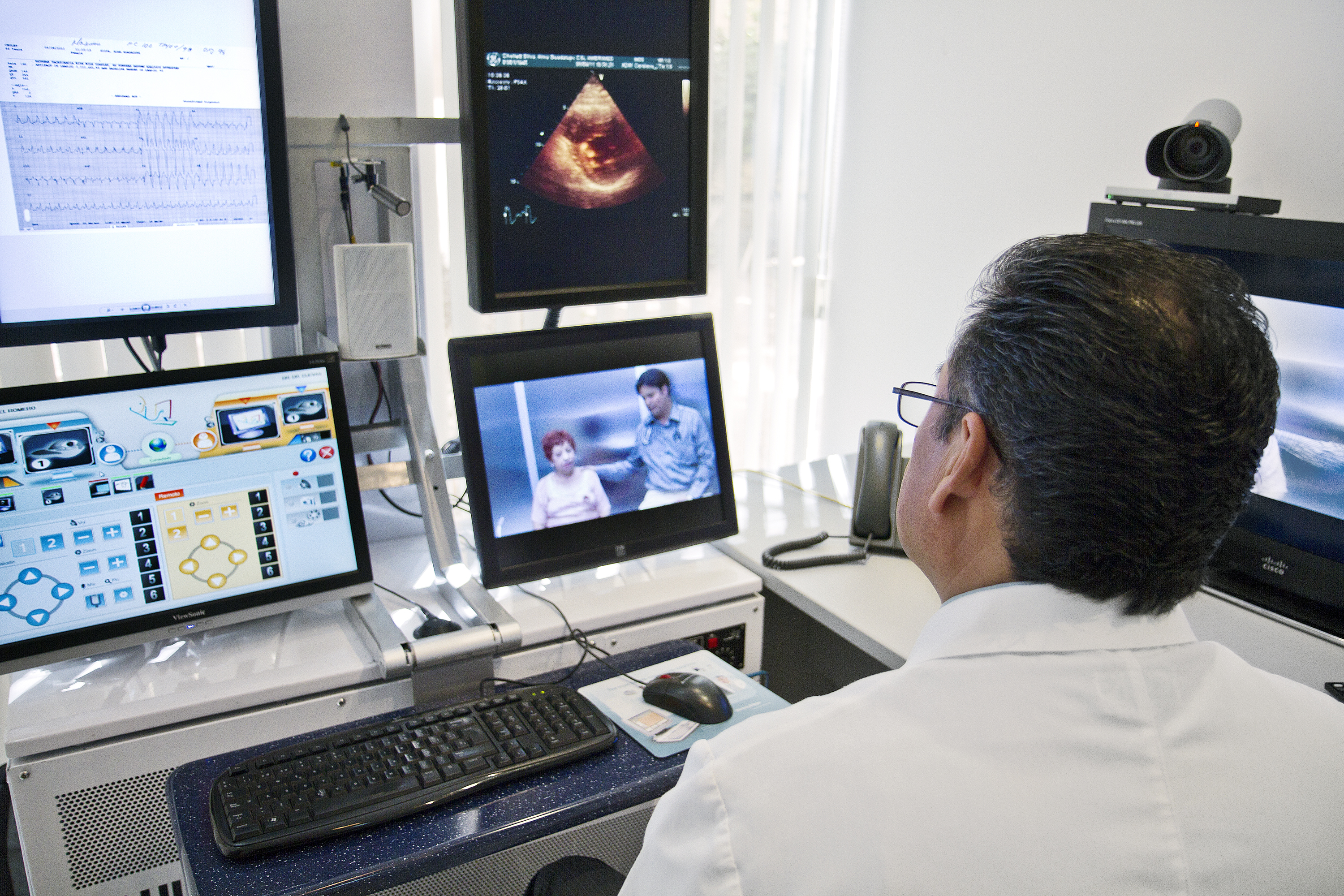 Médico plantonista comparando notificações do Telegram e WhatsApp no celular durante plantão noturno